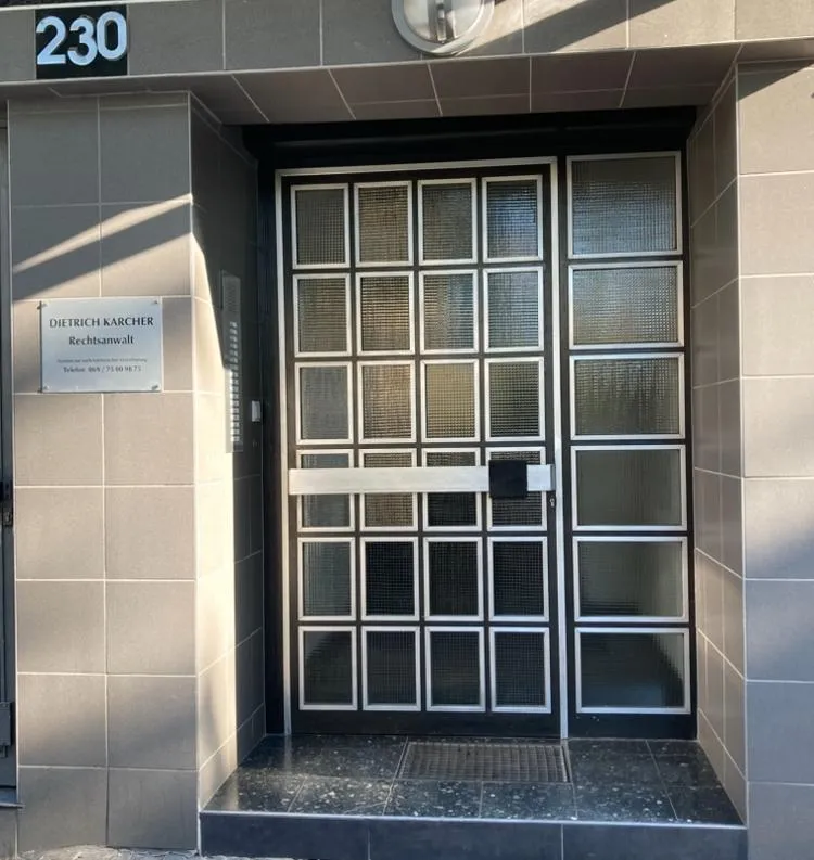 Hauseingang der Kanzlei in der Frankenallee 230 mit dem Klingelschild „Dietrich Karcher · Rechtsanwalt“