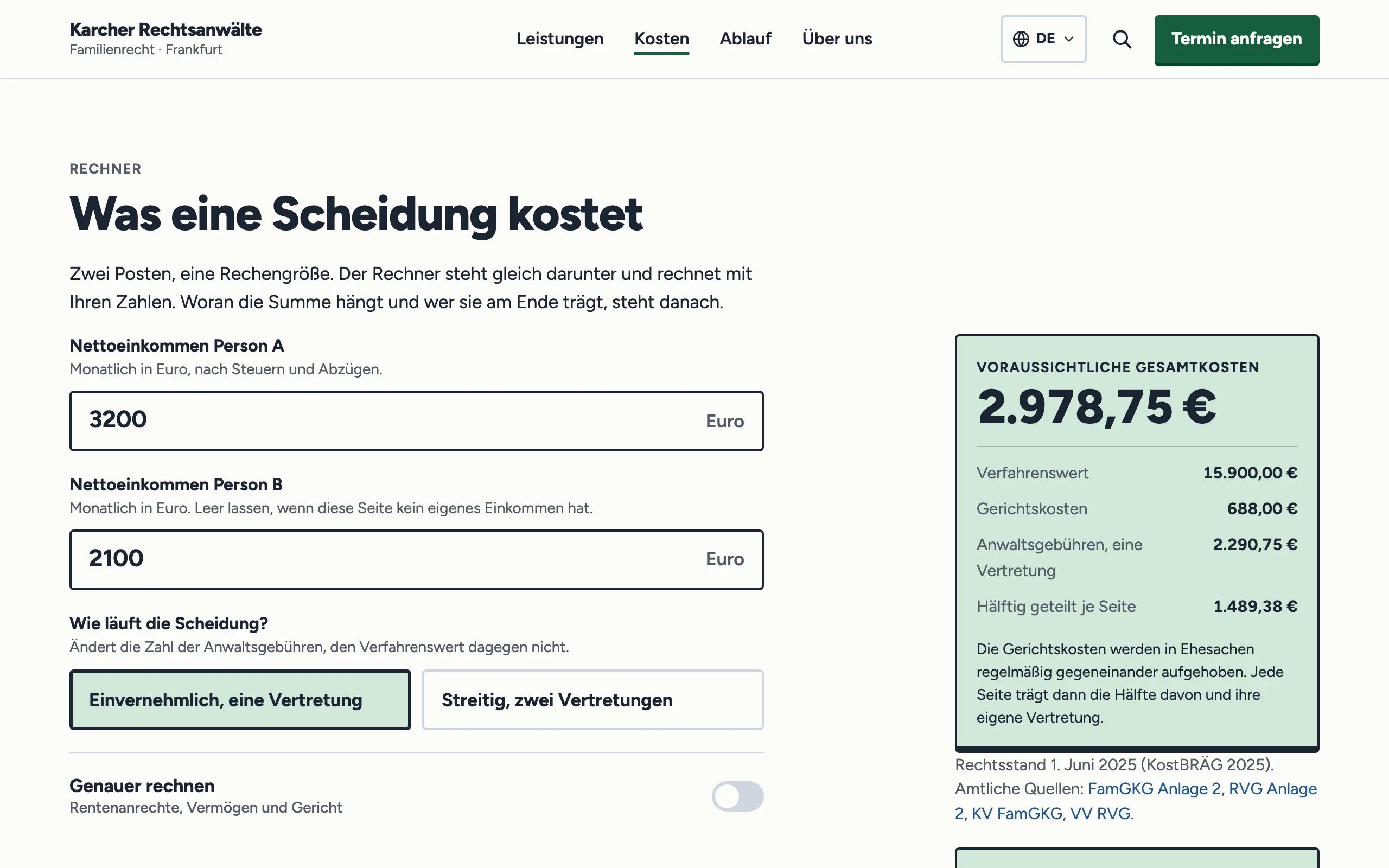 Kostenrechner am Computer, links die Eingaben, rechts die voraussichtlichen Gesamtkosten mit Gerichts- und Anwaltsgebühren