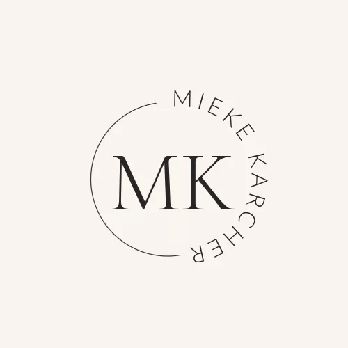 Logo von Karcher Rechtsanwälte: In der Mitte die stilisierten Buchstaben ‚MK‘, umgeben von einem Kreis mit einer bewussten Unterbrechung. In der Kreislinie steht der Name ‚Mieke Karcher‘. Modernes, minimalistisches Design. Kanzlei für Familienrecht und Scheidung mit Sitz in Frankfurt am Main.